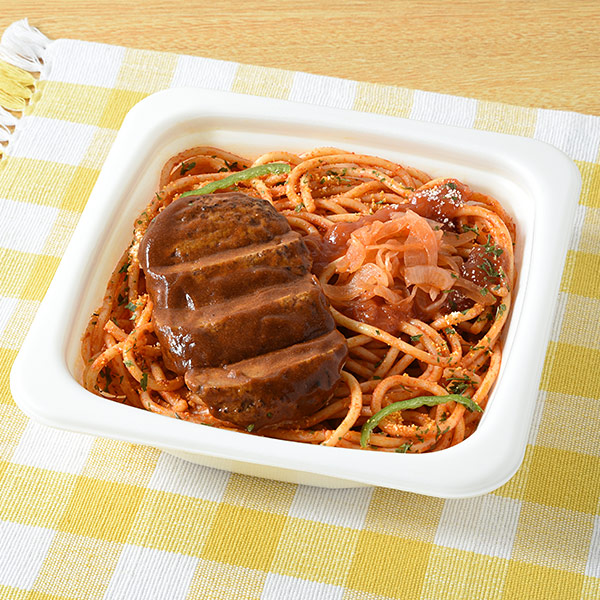 ファミリーマートの【東北】ハンバーグ&ナポリタンを比較する。税込価格：498円。ケチャップとラードで仕立てた豚肉のコク・甘みを感じるナポリタンに、デミグラスソースをかけたハンバーグをトッピングしたボリューミーなナポリタンです。