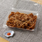 ファミリーマートの【東北】なみえ焼そばを比較する。税込価格：398円。福島県浪江町のご当地メニュー「なみえ焼そば」です。ソースとラードで炒めた太めの麺に、もやしと豚バラのソース炒めをトッピングしました。お好みで一味を振りかけてお召し上がりください。