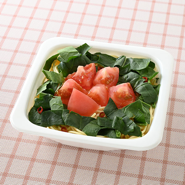 ファミリーマートの【東北】トマトとほうれん草のペペロンチーノを比較する。税込価格：570円。福島県産のトマトを使用したペペロンチーノです。 にんにく、こいくちしょうゆとこんぶ茶で仕立て、ほうれん草、トマト、赤唐辛子輪切りをトッピングした彩り豊かな一品です。