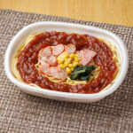ファミリーマートの【東海】大盛 あんかけスパゲティを比較する。税込価格:598円。なごやめしのあんかけスパゲティです。コショウのスパイシーさの中にも旨みが感じられる味わいです。具材は、スライス赤ウインナー・ほうれん草・ハム・コーンを使用しています。