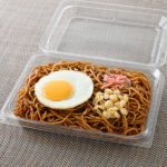 スパイシーなソースで食べる　特盛ソース焼そば ファミリーマート 麺量400gのスパイス感のある焼そばに目玉焼きと紅しょうが、揚げ玉をのせた食べ応えのある商品。
※和歌山県の一部では取り扱いなし。