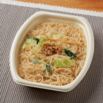 ファミリーマートの【関西】豚肉と野菜の焼ビーフンを比較する。税込価格：430円。醤油ベースで味付けしたビーフンに、豚肉と野菜炒めを合わせました。