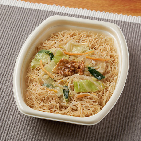 ファミリーマートの【関西】豚肉と野菜の焼ビーフンを比較する。税込価格：430円。醤油ベースで味付けしたビーフンに、豚肉と野菜炒めを合わせました。