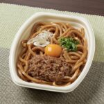 ファミリーマートの【関西、九州】牛すき風焼うどんを比較する。税込価格：498円。醤油、みりん、砂糖などで甘く味付けしたすき焼き風の焼うどんです。