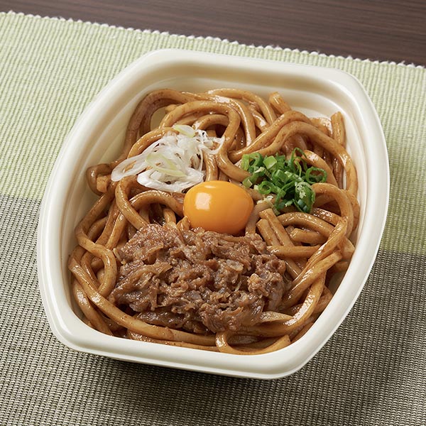 ファミリーマートの【関西、九州】牛すき風焼うどんを比較する。税込価格：498円。醤油、みりん、砂糖などで甘く味付けしたすき焼き風の焼うどんです。