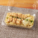 いか天塩レモン焼そば ファミリーマート いか天、キャベツ炒めを塩レモン風味の焼そばと合わせた商品。蒸し暑い季節にもさっぱり食べられる塩焼そば。
※山口県の一部では取り扱いなし。