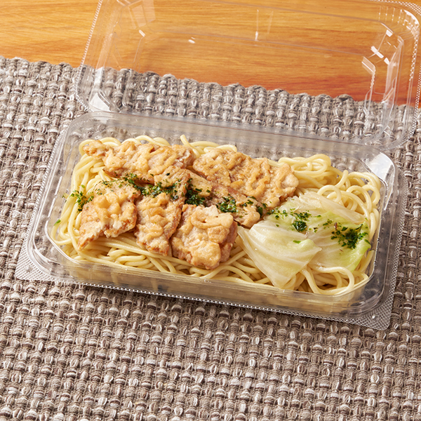 いか天塩レモン焼そば ファミリーマート いか天、キャベツ炒めを塩レモン風味の焼そばと合わせた商品。蒸し暑い季節にもさっぱり食べられる塩焼そば。
※山口県の一部では取り扱いなし。