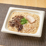 ファミリーマートの【九州】味千拉麺監修 焼ラーメン(マー油仕立て)を比較する。税込価格:598円。豚骨スープとマー油で味付けした麺に、チャーシュー・きくらげ・もやし・青ねぎ・フライドガーリックをトッピングした焼ラーメンです。