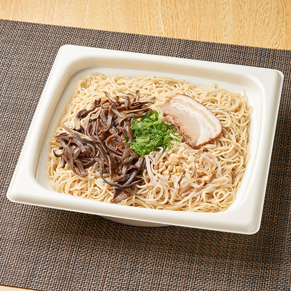 ファミリーマートの【九州】味千拉麺監修 焼ラーメン（マー油仕立て）を比較する。税込価格：598円。豚骨スープとマー油で味付けした麺に、チャーシュー・きくらげ・もやし・青ねぎ・フライドガーリックをトッピングした焼ラーメンです。