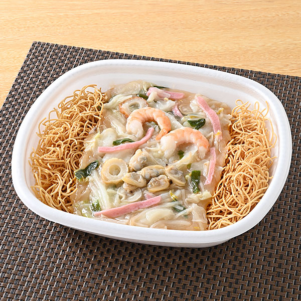 ファミリーマートの【九州】海老と野菜の皿うどんを比較する。税込価格：598円。パリパリ麺に鶏白湯やウスターソースで味付けをした野菜あんと海老、あさりを盛りつけました。