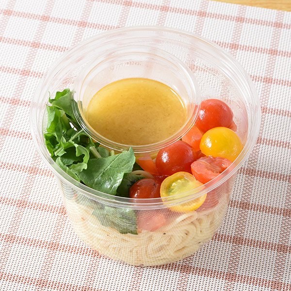 ファミリーマートの【東京都の一部・神奈川県の一部】冷製パスタ塩レモンソースルッコラとミニトマトを比較する。税込価格：598円、カロリー：382kcal、1円あたりカロリー：0.64kcal/円、たんぱく質：9.9g、1円あたりたんぱく質：0.02g/円、脂質：11.8g、炭水化物：60.2g、食塩相当量：5.8g。ルッコラの香り、トマトのさわやかな旨みと相性の良い塩レモンソースで食べる冷製パスタです。アレルギー：小麦、乳成分、大豆、鶏肉。