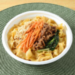 ファミリーマートの【東京都の一部・神奈川県の一部】牛肉とナムルのビビン麺を比較する。税込価格：498円、カロリー：506kcal、1円あたりカロリー：1.02kcal/円、たんぱく質：19.9g、1円あたりたんぱく質：0.04g/円、脂質：17.2g、炭水化物：69.8g、食塩相当量：3.7g。ソース絡みよい麺に牛肉玉ねぎ炒め・ナムルをトッピングしました。麺にコチュジャンやごま油などを使用したピリ辛のソースを絡めた仕立てです。アレルギー：小麦、卵、牛肉、ごま、大豆、鶏肉、豚肉、りんご、ゼラチン。