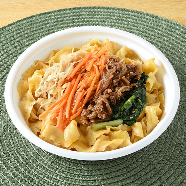 ファミリーマートの【東京都の一部・神奈川県の一部】牛肉とナムルのビビン麺を比較する。税込価格：498円、カロリー：506kcal、1円あたりカロリー：1.02kcal/円、たんぱく質：19.9g、1円あたりたんぱく質：0.04g/円、脂質：17.2g、炭水化物：69.8g、食塩相当量：3.7g。ソース絡みよい麺に牛肉玉ねぎ炒め・ナムルをトッピングしました。麺にコチュジャンやごま油などを使用したピリ辛のソースを絡めた仕立てです。アレルギー：小麦、卵、牛肉、ごま、大豆、鶏肉、豚肉、りんご、ゼラチン。