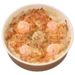 セブンイレブンのこだわりソースの海老グラタンを比較する。税込価格：518円、カロリー：384kcal、1円あたりカロリー：0.74kcal/円、たんぱく質：19g、1円あたりたんぱく質：0.04g/円、脂質：16.2g、炭水化物：42.1g、糖質：39.2g、食物繊維：2.9g、食塩相当量：2.3g。コクと旨みのあるホワイトソースに海老をのせたグラタンです。アレルギー：卵、乳、小麦、えび。