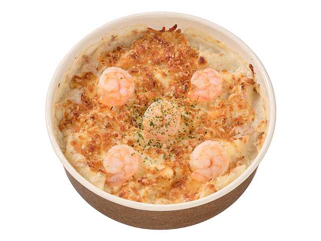 セブンイレブンのこだわりソースの海老グラタンを比較する。税込価格：518円、カロリー：384kcal、1円あたりカロリー：0.74kcal/円、たんぱく質：19g、1円あたりたんぱく質：0.04g/円、脂質：16.2g、炭水化物：42.1g、糖質：39.2g、食物繊維：2.9g、食塩相当量：2.3g。コクと旨みのあるホワイトソースに海老をのせたグラタンです。アレルギー：卵、乳、小麦、えび。