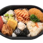 セブンイレブンのおにぎりランチを比較する。税込価格：464円、カロリー：380kcal、1円あたりカロリー：0.82kcal/円、たんぱく質：12.3g、1円あたりたんぱく質：0.03g/円、脂質：7g、炭水化物：68.6g、糖質：65.5g、食物繊維：3.1g、食塩相当量：2.7g。３種類のおにぎり（枝豆昆布・たけのこ・ツナマヨネーズ）と、唐揚げ，コロッケ，玉子焼き，ウインナーなど、複数のおかずが楽しめるミニ弁当です。アレルギー：卵、乳、小麦。