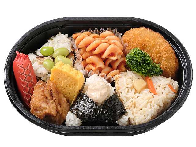 セブンイレブンのおにぎりランチを比較する。税込価格：464円、カロリー：380kcal、1円あたりカロリー：0.82kcal/円、たんぱく質：12.3g、1円あたりたんぱく質：0.03g/円、脂質：7g、炭水化物：68.6g、糖質：65.5g、食物繊維：3.1g、食塩相当量：2.7g。３種類のおにぎり（枝豆昆布・たけのこ・ツナマヨネーズ）と、唐揚げ，コロッケ，玉子焼き，ウインナーなど、複数のおかずが楽しめるミニ弁当です。アレルギー：卵、乳、小麦。