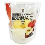 セブンイレブンの７プレミアム皮むきりんご。税込価格：192円、カロリー：46kcal、たんぱく質：0.2g、脂質：0.1g、炭水化物：11.5g、糖質：10.5g、食物繊維：1g、食塩相当量：0.1g。皮をむいて食べやすい大きさにカットをしたりんごです。外出時や忙しい朝など、手軽に果物が食べられます。