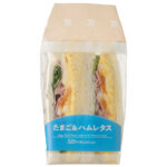 セブンイレブンのたまご＆ハムレタスサンドを比較する。税込価格：346円、カロリー：307kcal、1円あたりカロリー：0.89kcal/円、たんぱく質：12.5g、1円あたりたんぱく質：0.04g/円、脂質：17.8g、炭水化物：24.8g、糖質：23.5g、食物繊維：1.3g、食塩相当量：1.5g。たまご、ハムとレタスを挟んだサンドイッチです。アレルギー：卵、乳、小麦。