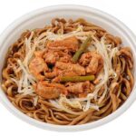 ピリ辛豚モツ炒めｏｎ！ ソース焼そば セブンイレブン ピリ辛の豚モツ炒めともやしをのせ、もっちり食感の麺で味わうソース焼そば。
