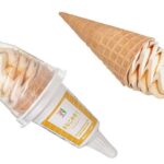 セブンイレブンの７プレミアム ワッフルコーン きなこみるくを比較する。税込価格：289円、カロリー：302kcal、1円あたりカロリー：1.04kcal/円、たんぱく質：4.4g、1円あたりたんぱく質：0.02g/円、脂質：13.7g、炭水化物：40.6g、糖質：39.9g、食物繊維：0.7g、食塩相当量：0.3g。香ばしいきなこアイスとコクのあるリッチミルクアイスに黒蜜ソースを巻き上げた、きなこみるく味のワッフルコーンです。アレルギー：乳、小麦。