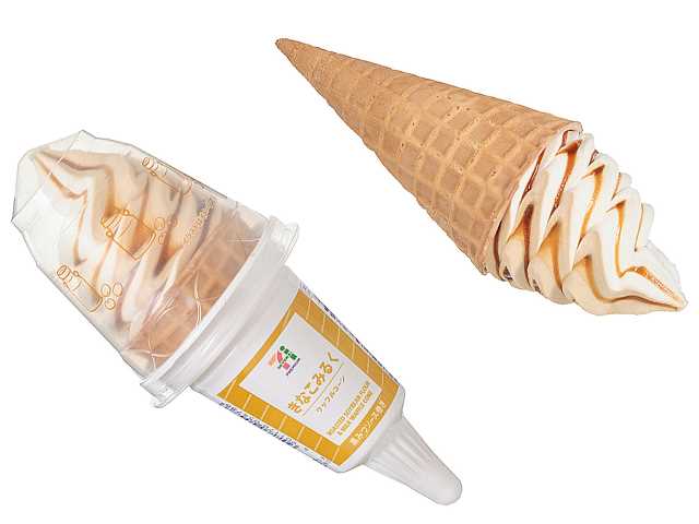 セブンイレブンの７プレミアム ワッフルコーン きなこみるくを比較する。税込価格：289円、カロリー：302kcal、1円あたりカロリー：1.04kcal/円、たんぱく質：4.4g、1円あたりたんぱく質：0.02g/円、脂質：13.7g、炭水化物：40.6g、糖質：39.9g、食物繊維：0.7g、食塩相当量：0.3g。香ばしいきなこアイスとコクのあるリッチミルクアイスに黒蜜ソースを巻き上げた、きなこみるく味のワッフルコーンです。アレルギー：乳、小麦。