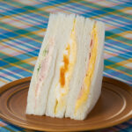 ファミリーマートのゆでたまご&ハムミックスサンドを比較する。税込価格：348円。たまご・ハム・きゅうりなどの人気の具材を合わせたサンドイッチです。