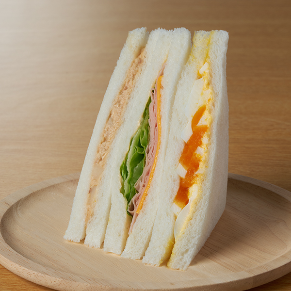 ファミリーマートの3種のミックスサンドを比較する。税込価格：321円、カロリー：303kcal、1円あたりカロリー：0.94kcal/円、たんぱく質：9.9g、1円あたりたんぱく質：0.03g/円、脂質：15.9g、炭水化物：30.9g、食塩相当量：1.7g。ツナサラダサンド、ハムレタスチーズサンド、たまごサンドの3種類のサンドイッチが楽しめる定番のミックスサンドです。アレルギー：小麦、卵、乳成分、オレンジ、ごま、大豆、鶏肉、豚肉、りんご、ゼラチン。
