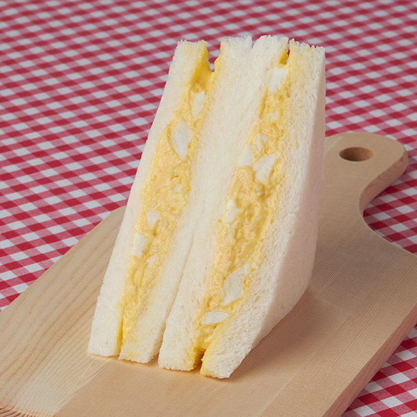 ファミリーマートのコク旨たまごサンド。税込価格：298円。手作り感のあるごろっとしたたまごの食感が特徴のたまごサラダを使用したサンドイッチです。
