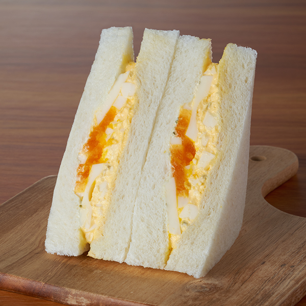 ファミリーマートの大きなサンドイッチ たまごづくしを比較する。税込価格：398円。タルタルたまごサラダとゆでたまごを組み合わせた、パンが厚くておいしいサンドイッチです。