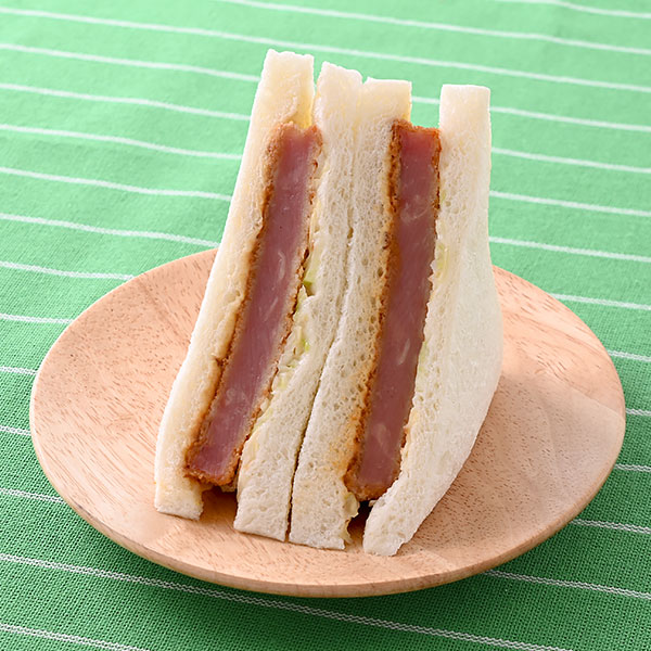 厚切りハムカツサンド ファミリーマート ボリューム満点の厚切りハムカツを使用したサンドイッチ。