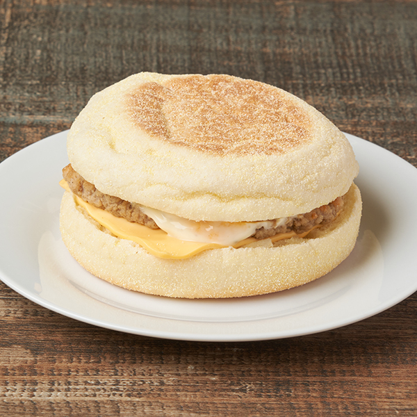 ファミリーマートのグリルドポークマフィン。税込価格：320円、カロリー：277kcal、たんぱく質：13.4g、脂質：11.8g、炭水化物：30.5g、食塩相当量：2.2g。ポークパティ、チーズ、ペッパーマヨソースを挟んだマフィンです。アレルギー：小麦、卵、乳成分、大豆、豚肉、りんご、ゼラチン。
