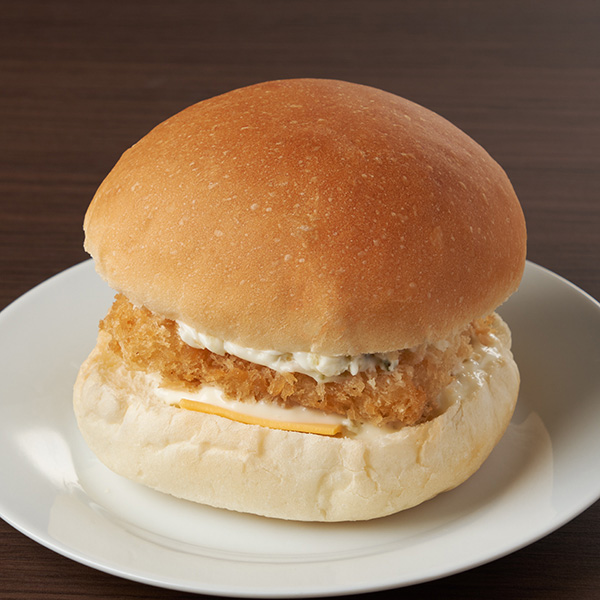 ファミリーマートのタルタルフィッシュバーガー。税込価格：320円、カロリー：427kcal、たんぱく質：12.3g、脂質：25.5g、炭水化物：37.8g、食塩相当量：1.8g。バンズに白身フライ・チーズ・特製タルタルソースなどを挟んだシンプルなバーガーです。アレルギー：小麦、卵、乳成分、大豆。