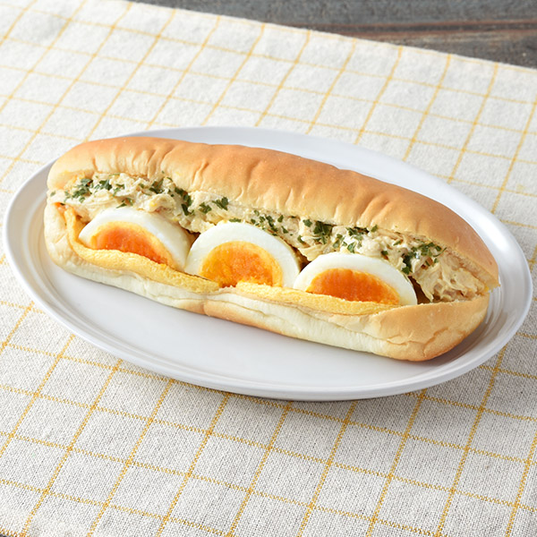 ファミリーマートのたんぱく質が摂れる！タルタルチキンたまごコッペを比較する。税込価格：398円、カロリー：297kcal、1円あたりカロリー：0.75kcal/円、たんぱく質：18g、1円あたりたんぱく質：0.05g/円、脂質：15.5g、炭水化物：22.1g、食塩相当量：1.9g。タルタルソースで味付けしたチキンに、オムレツ、ゆでたまごを合わせた、食べごたえのあるコッぺです。アレルギー：小麦、卵、乳成分、大豆、鶏肉、りんご、ゼラチン。