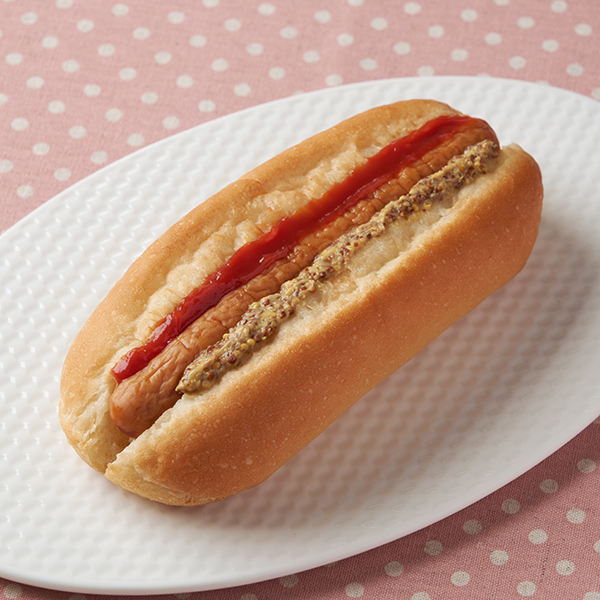 ファミリーマートの【関東・東海・関西】ホットドッグ。税込価格：248円、カロリー：252kcal、たんぱく質：8.7g、脂質：13g、炭水化物：25.6g、食塩相当量：1.3g。セミハードのパンに粗挽きのポークウインナーを挟み、ケチャップとマスタードをトッピングしたシンプルなホットドッグです。アレルギー：小麦、卵、乳成分、大豆、豚肉、りんご。