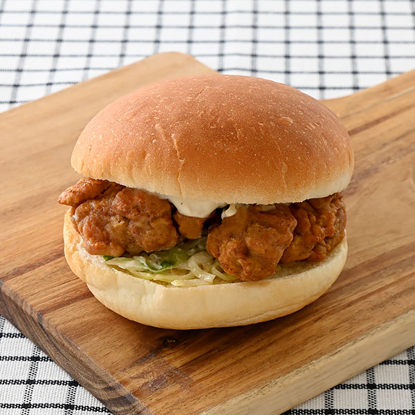 ペッパー唐揚げバーガー ファミリーマート ブラックペッパーの風味がきいたから揚げが2個入った、やみつき感のあるハンバーガー。