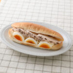 たんぱく質が摂れる！サラダチキンロール ファミリーマート サラダチキンとゆでたまごをチリ風味ソースと合わせた、たんぱく質が摂れるロールパンです。