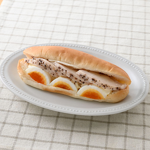 たんぱく質が摂れる！サラダチキンロール ファミリーマート サラダチキンとゆでたまごをチリ風味ソースと合わせた、たんぱく質が摂れるロールパンです。