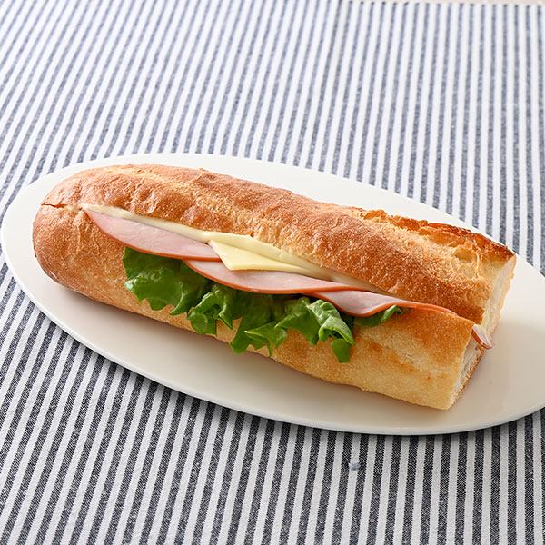 ファミリーマートの【四国】ホットサンド 石窯パリジャンサンド（ハム&チーズ）を比較する。税込価格：378円。四国地区の「ファミマの焼きたてキッチン」の商品です。 石窯で焼いたパリジャンにボンレスハム、チーズをサンドしました。お店のオーブンで焼き上げて提供します。