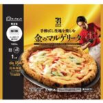 セブンイレブンの７プレミアムゴールド 金のマルゲリータを比較する。税込価格：689円、カロリー：429kcal、1円あたりカロリー：0.62kcal/円、たんぱく質：19.2g、1円あたりたんぱく質：0.03g/円、脂質：16.2g、炭水化物：53.7g、糖質：50.2g、食物繊維：3.5g、食塩相当量：2.3g。うま味のある小麦粉をピザ生地に使用し、1枚1枚手伸ばししたマルゲリータです。アレルギー：卵、乳、小麦。