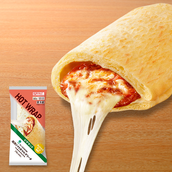 ファミリーマートのピザサンド 完熟トマトのマルゲリータ。税込価格：298円。低温で長時間熟成させたもちっと食感の生地に、完熟トマトのソースととろけるモッツァレラチーズを包みました。