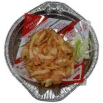 セブンイレブンのグツグツ煮込んでおいしい 天ぷら鍋焼うどんを比較する。税込価格：378円、カロリー：562kcal、1円あたりカロリー：1.49kcal/円、たんぱく質：13.9g、1円あたりたんぱく質：0.04g/円、脂質：19g、炭水化物：86g、糖質：81.6g、食物繊維：4.4g、食塩相当量：5.1g。ご家庭で煮込んで召し上がる鍋焼きうどんです。冷蔵庫にあるお野菜や卵を一緒に煮てアレンジする事でさらにおいしく召し上がれます。アレルギー：小麦、えび。