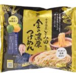セブンイレブンの７プレミアムゴールド 金の濃厚つけめんを比較する。税込価格：430円、カロリー：694kcal、1円あたりカロリー：1.61kcal/円、たんぱく質：23.1g、1円あたりたんぱく質：0.05g/円、脂質：23.1g、炭水化物：100.8g、糖質：96.1g、食物繊維：4.7g、食塩相当量：3.2g。「中華蕎麦とみ田」監修の濃厚なつけ麺です。アレルギー：小麦。