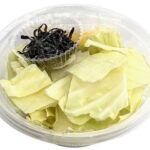 セブンイレブンのおつまみ塩だれキャベツを比較する。税込価格：214円、カロリー：98kcal、1円あたりカロリー：0.46kcal/円、たんぱく質：3.1g、1円あたりたんぱく質：0.01g/円、脂質：5.5g、炭水化物：10.4g、糖質：7.6g、食物繊維：2.8g、食塩相当量：2.7g。キャベツのパリパリとした食感が楽しめるおつまみタイプのサラダです。塩昆布，塩だれをキャベツにかけてお召し上がりください。アレルギー：小麦。