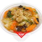 セブンイレブンのあんたっぷり五目中華丼を比較する。税込価格：689円、カロリー：491kcal、1円あたりカロリー：0.71kcal/円、たんぱく質：12.5g、1円あたりたんぱく質：0.02g/円、脂質：13.5g、炭水化物：81.5g、糖質：78g、食物繊維：3.5g、食塩相当量：4.6g。地区に馴染みのある餡がたっぷりかかった中華丼です。アレルギー：小麦。