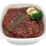 セブンイレブンのおろし玉ねぎソースのハンバーグ丼を比較する。税込価格：646円、カロリー：620kcal、1円あたりカロリー：0.96kcal/円、たんぱく質：18.8g、1円あたりたんぱく質：0.03g/円、脂質：14.9g、炭水化物：104g、糖質：101.3g、食物繊維：2.7g、食塩相当量：3g。ふっくらジューシーに焼き上げたハンバーグをおろし玉ねぎソースで食べる、ハンバーグ弁当です。アレルギー：卵、乳、小麦。