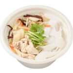 セブンイレブンのつるもち太麺春雨 鶏白湯を比較する。税込価格：430円、カロリー：244kcal、1円あたりカロリー：0.57kcal/円、たんぱく質：12.5g、1円あたりたんぱく質：0.03g/円、脂質：7g、炭水化物：35.1g、糖質：30.6g、食物繊維：4.5g、食塩相当量：3.8g。旨味がつまった鶏白湯を、豆乳のまろやかなコクで包み込んだ濃厚な味付けです。1/3日分の野菜とつるもち食感の太麺春雨を使用した食べ応えのあるスープです。アレルギー：卵、小麦。