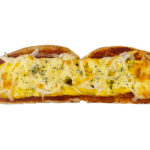 セブンイレブンのたまごピザトーストを比較する。税込価格：214円、カロリー：355kcal、1円あたりカロリー：1.66kcal/円、たんぱく質：8g、1円あたりたんぱく質：0.04g/円、脂質：20.3g、炭水化物：35.9g、糖質：34.2g、食物繊維：1.7g、食塩相当量：2.4g。トマトソースとたまごサラダ，たまねぎ，マヨネーズ，チーズをのせて焼き上げた総菜パンです。アレルギー：卵、乳、小麦。