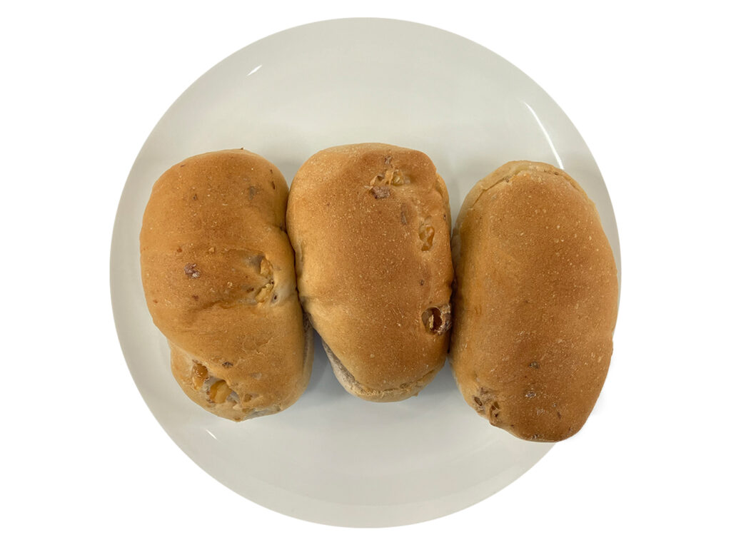 セブンイレブンの７プレミアム くるみ＆練乳クリーム３個入を比較する。税込価格：149円、カロリー：149kcal、1円あたりカロリー：1.00kcal/円、たんぱく質：3.4g、1円あたりたんぱく質：0.02g/円、脂質：7.6g、炭水化物：17g、糖質：16.3g、食物繊維：0.7g、食塩相当量：0.4g。自家焙煎した香ばしいくるみを生地に混ぜ込み、練乳クリームをサンドした３個入りの商品です。アレルギー：卵、乳、小麦、くるみ。
