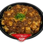 セブンイレブンの東北限定 仙台マーボー焼そばを比較する。税込価格：581円、カロリー：688kcal、1円あたりカロリー：1.18kcal/円、たんぱく質：29.8g、1円あたりたんぱく質：0.05g/円、脂質：27.9g、炭水化物：81.8g、糖質：77g、食物繊維：4.8g、食塩相当量：6.1g。宮城県中華飲食生活衛生同業組合様より認定いただいた仙台市の地元メニューであるマーボー焼そばです。アレルギー：卵、小麦。